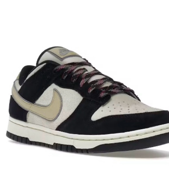 Brand new pair of female, low dunks Nike - Picture 3 of 3